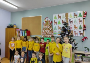 Na zdjęciu swoje żółte stroje prezentują uczniowie kl. 3 b.